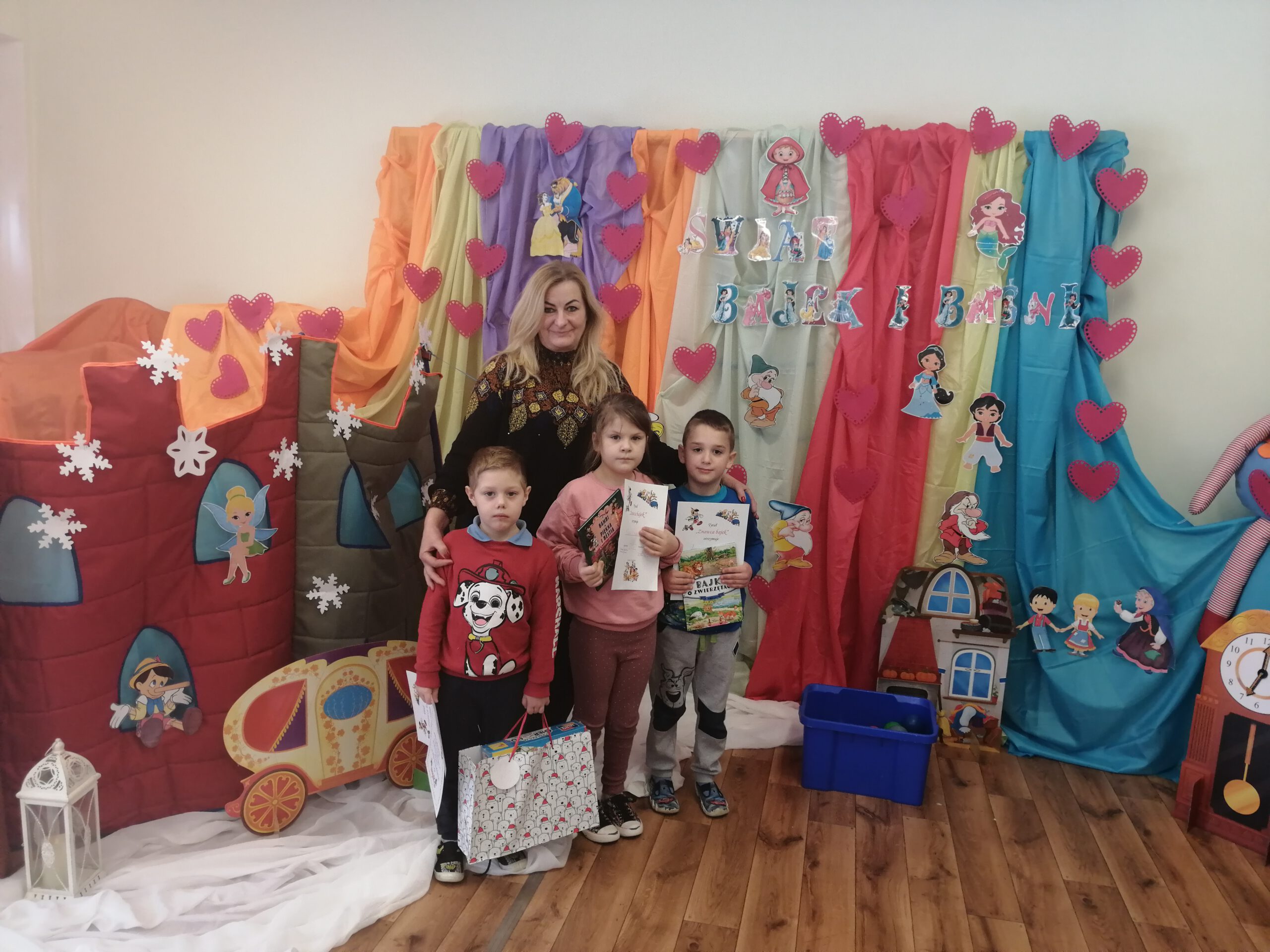 Krasnale po otrzymaniu nagród.