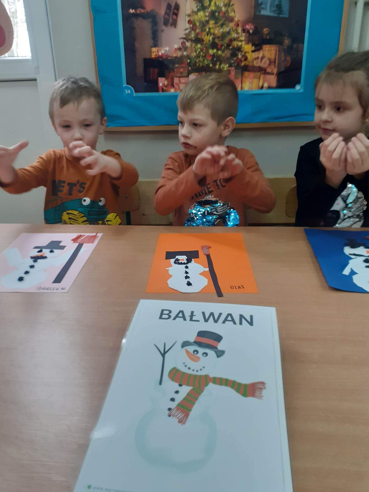 Migamy słowo bałwan.