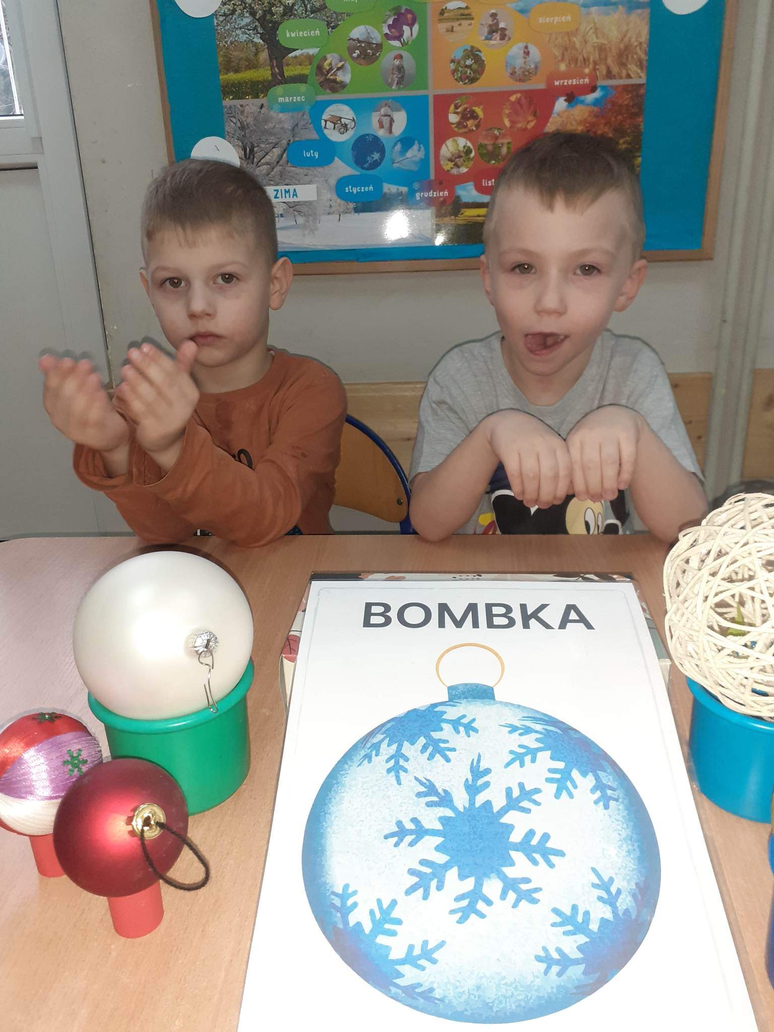 Migamy bombkę.