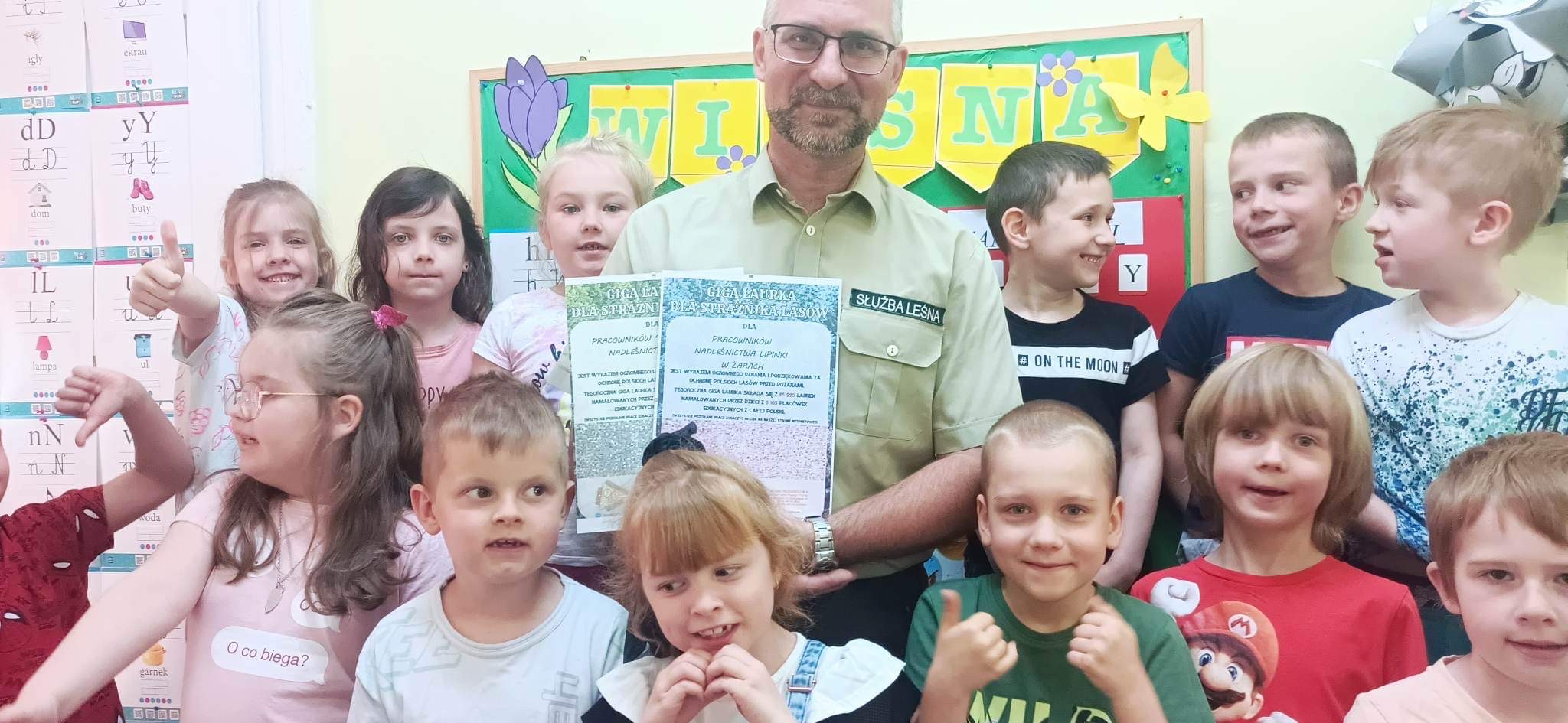 Wesołe przedszkolaki z leśniczym.