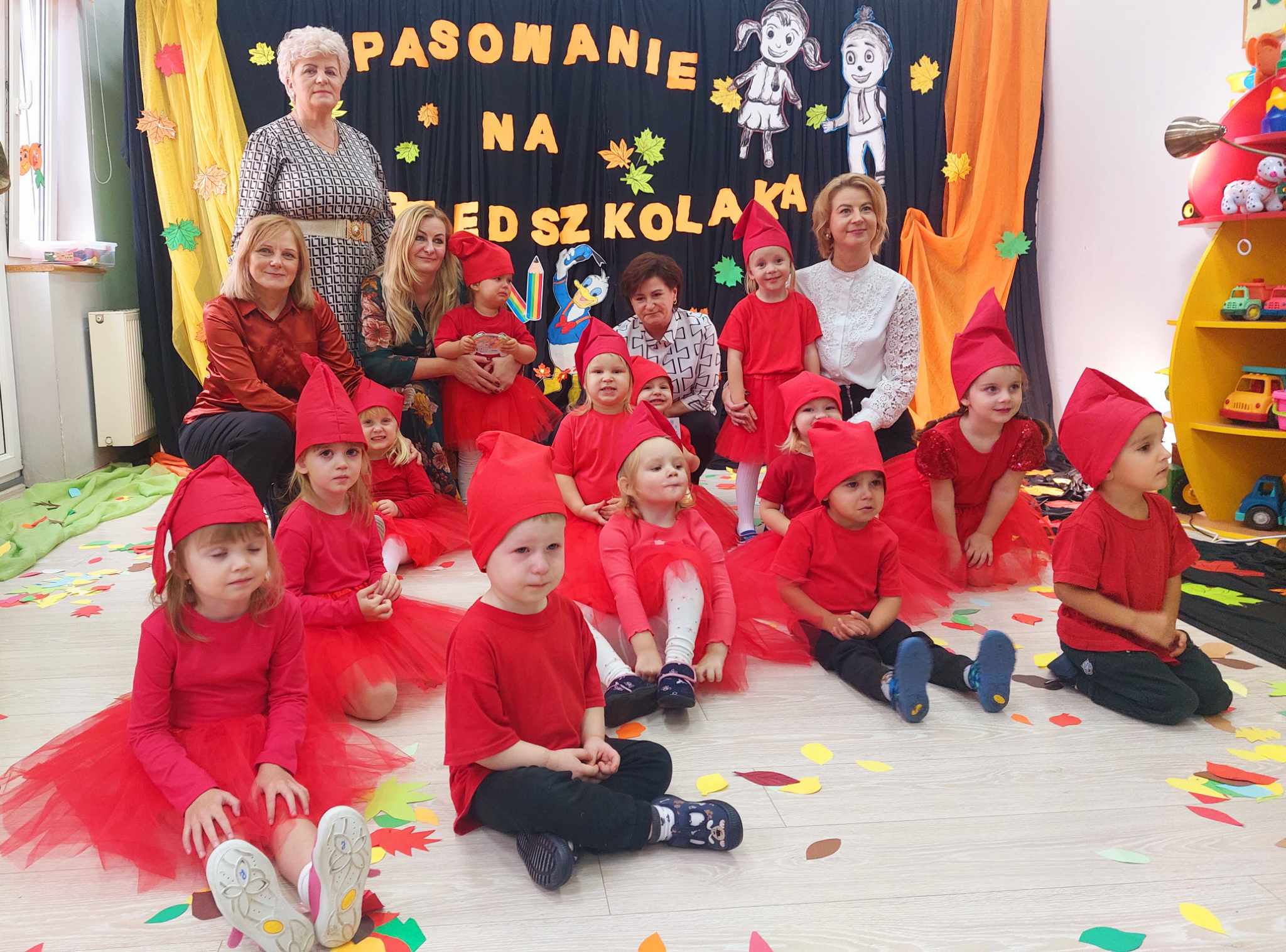 Grupa Krasnali, w trakcie pasowania.