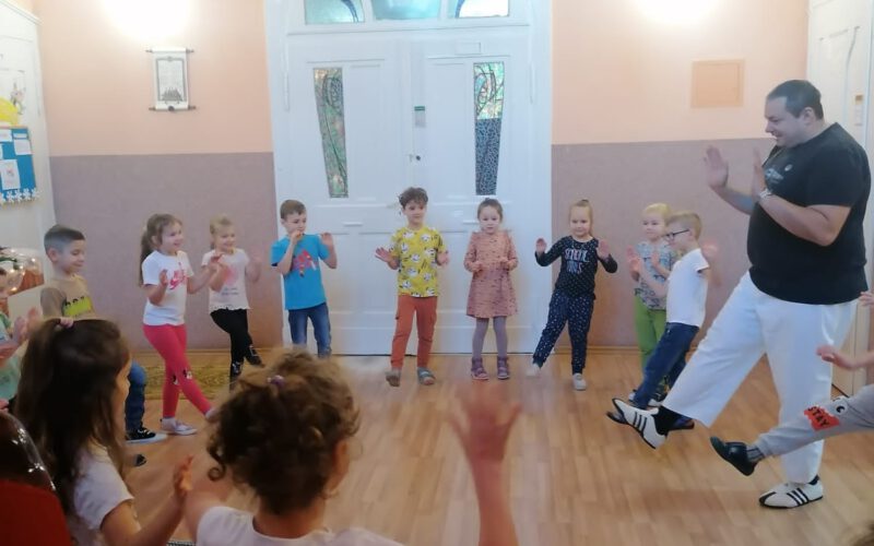 Wykonujemy polecenia trenera.