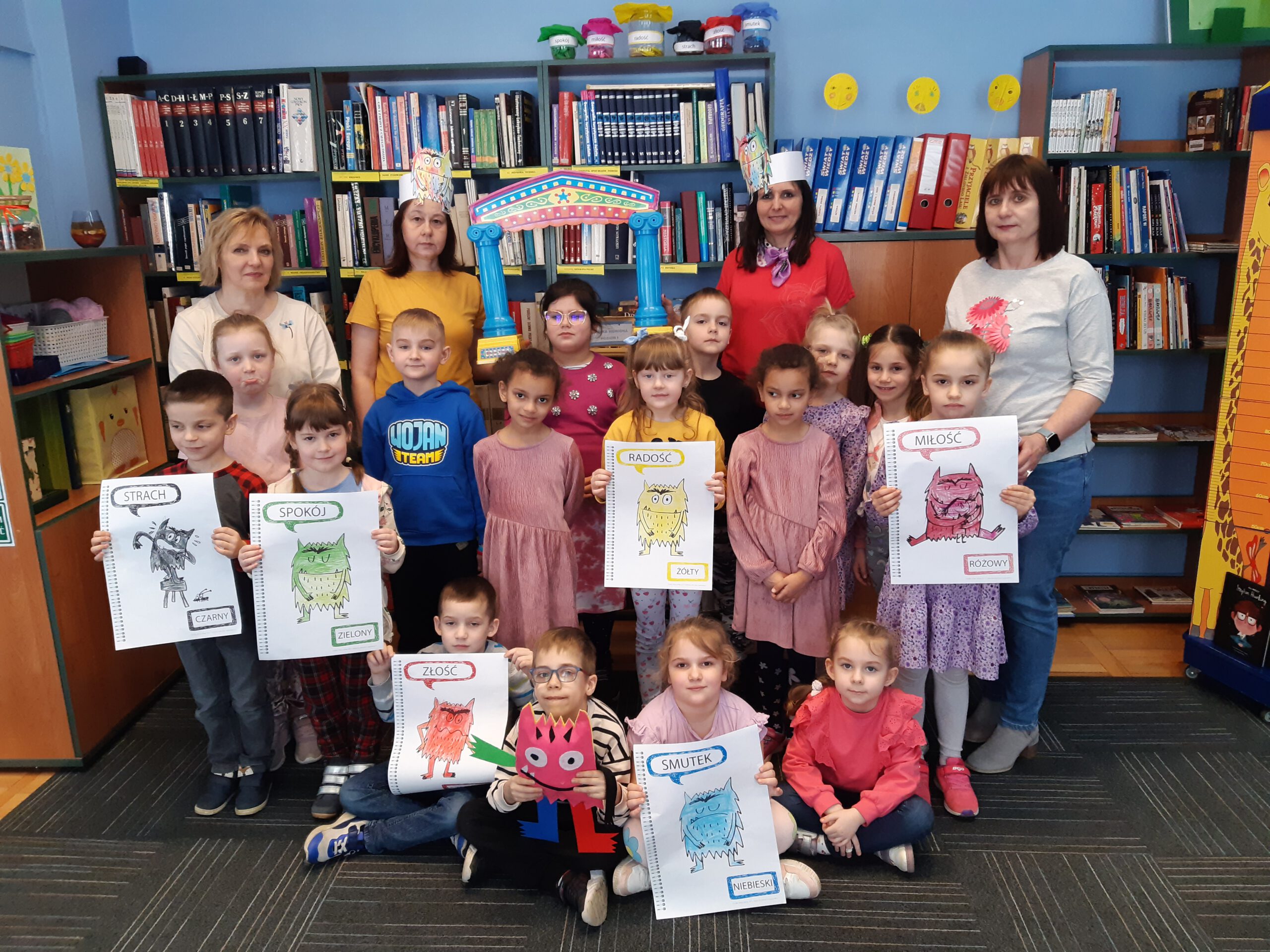 Grupa Motylków w bibliotece.