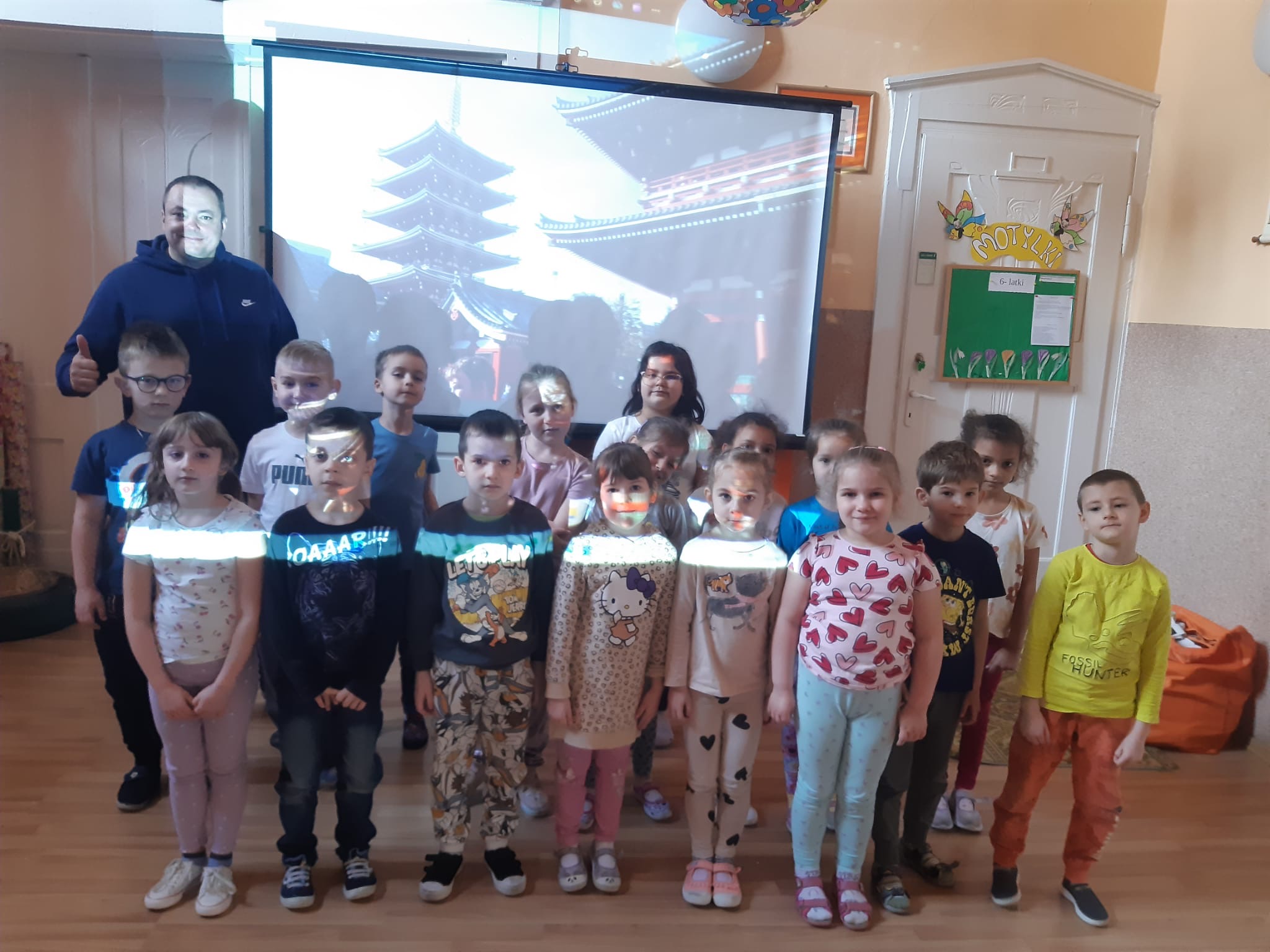 Motylki z trenerem karate.