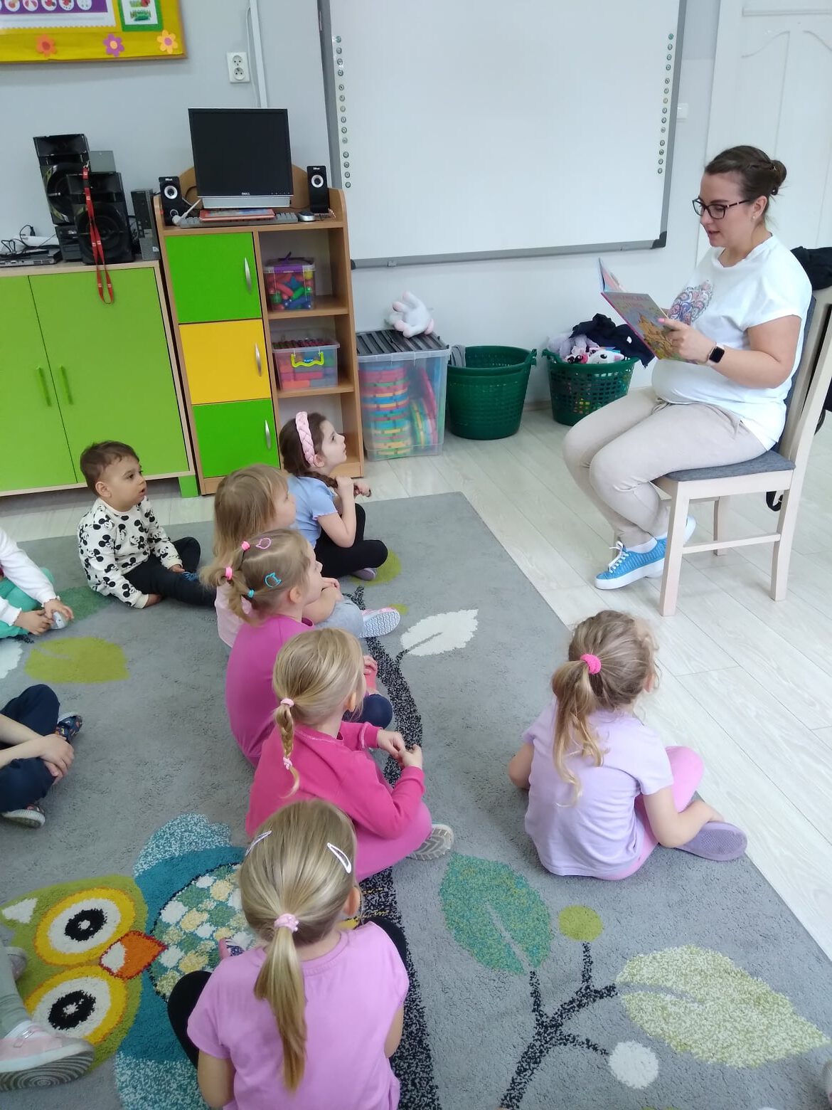 Mama czyta, dzieci słuchają.