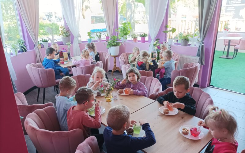 Grupa Pszczółek w kawiarni.