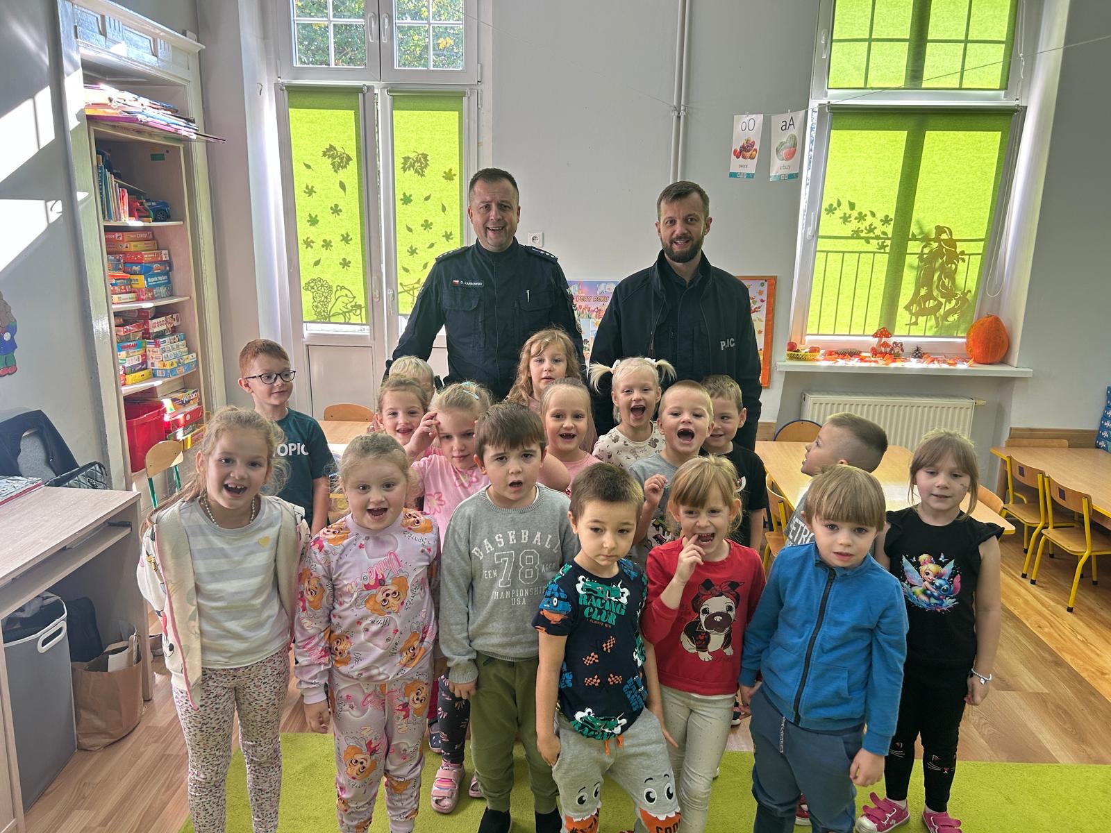 Grupa Sówki z policją.