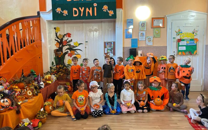 Grupa Smerfy w Dzień Dyni.