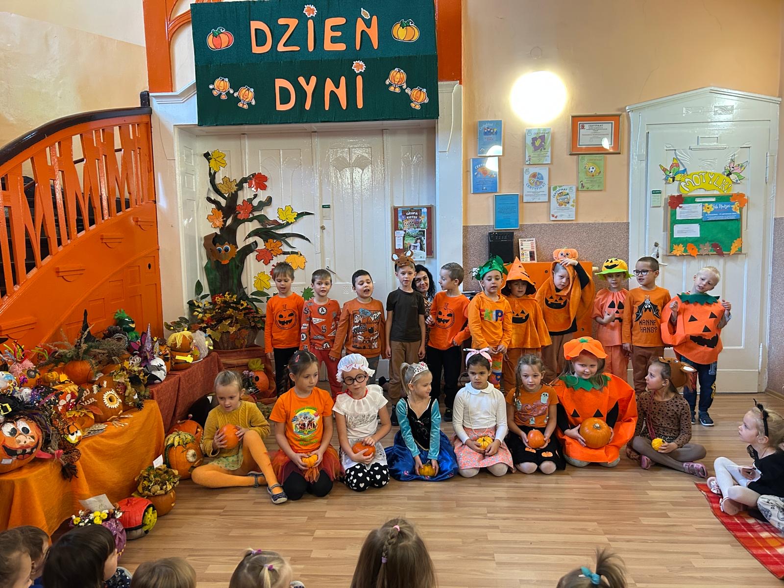 Grupa Smerfy w Dzień Dyni.