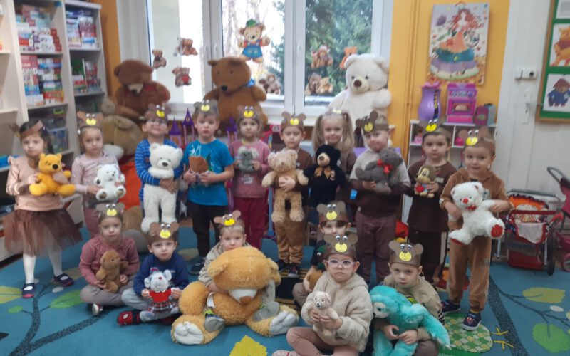 Dzień Pluszowego Misia - zdjęcia grupowe - Motylki w sali.
