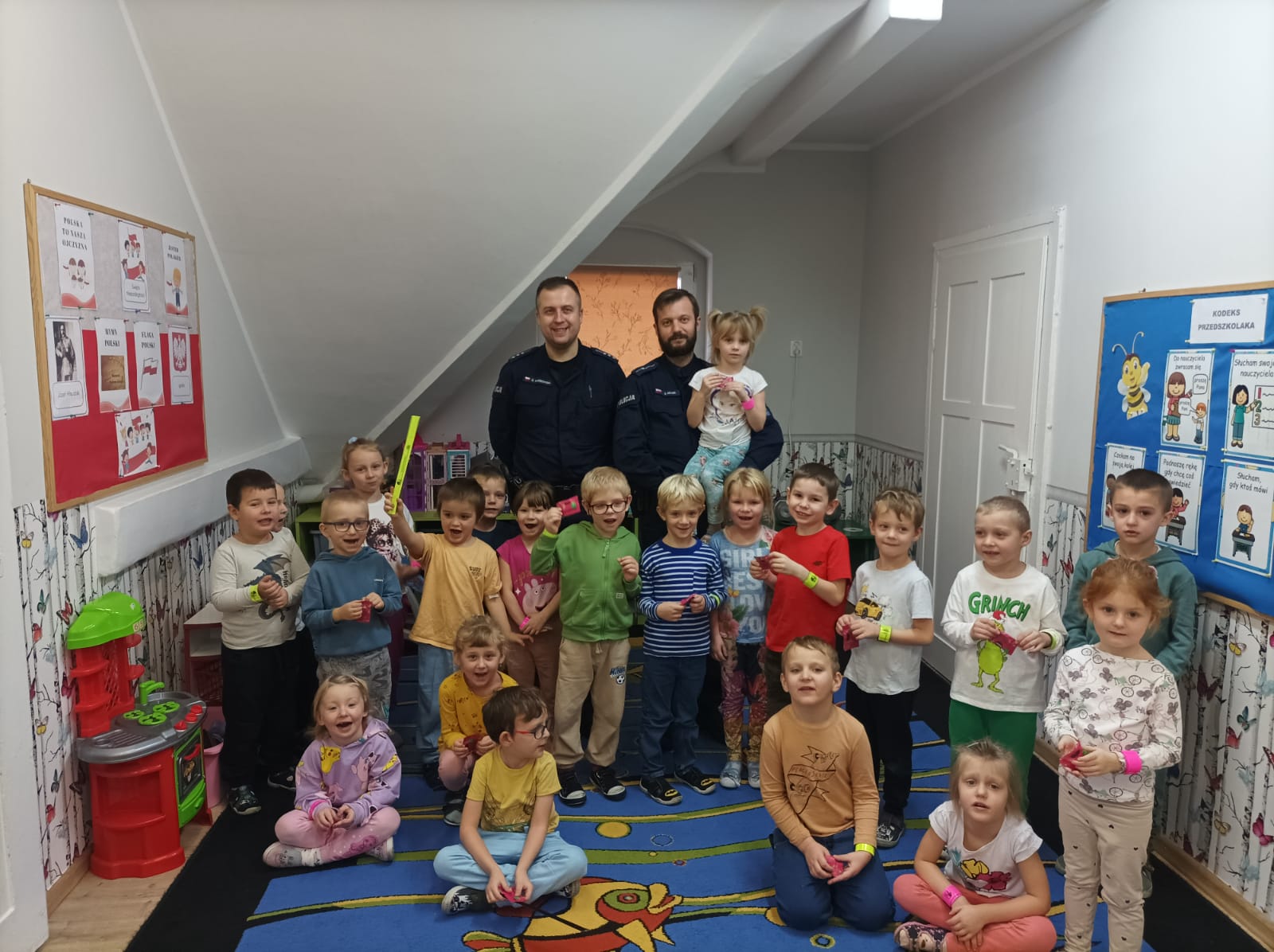 Zdjęcie grupowe pszczółek z policjantami.