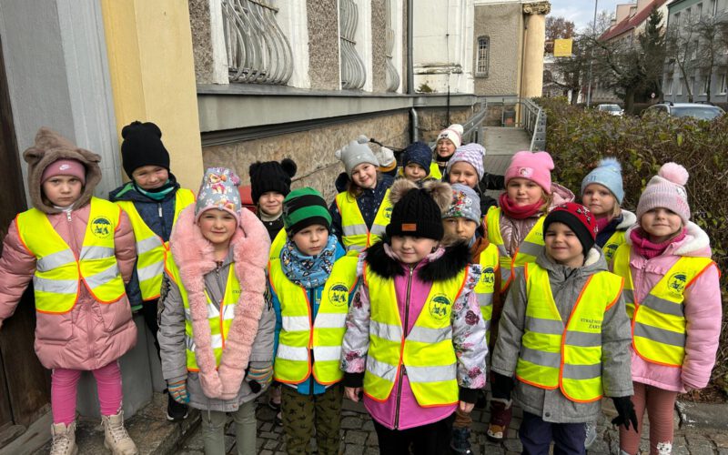 Zdjęcie grupowe Sówek pod pocztą.