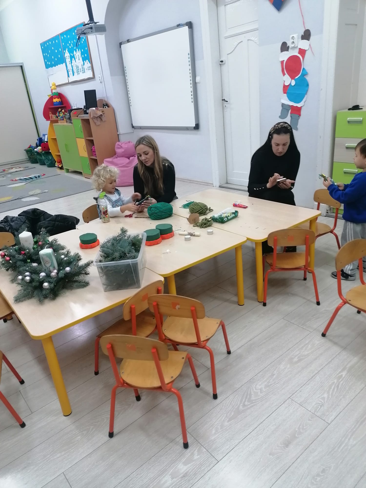 Mamy z dziećmi dekorują stoiki.