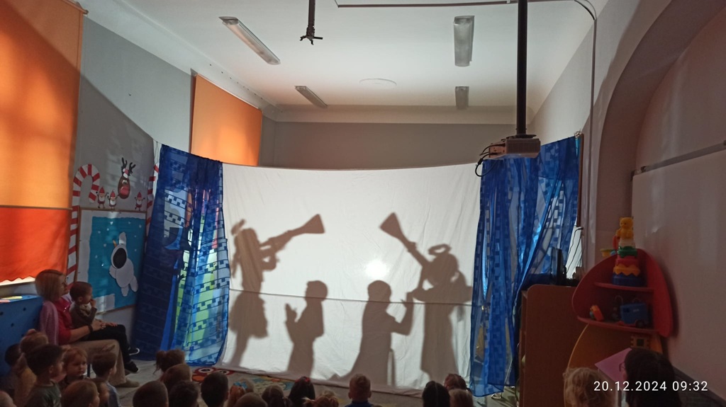 Aniołowie ukazują się Maryi i Józefowi.