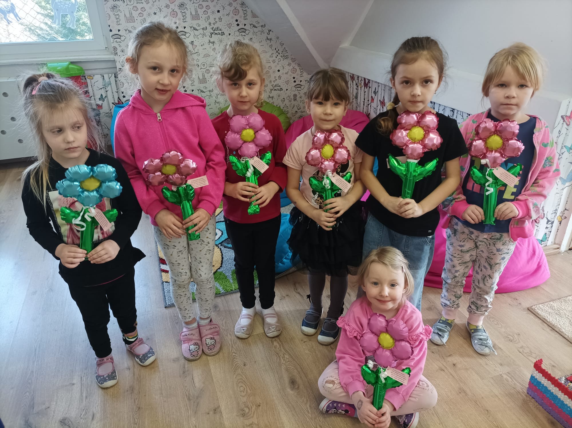 Dziewczynki z kwiatkami.