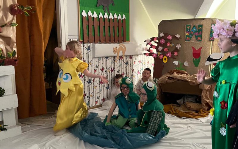 Tańczące słońce w towarzystwie żab i pani Wiosny.