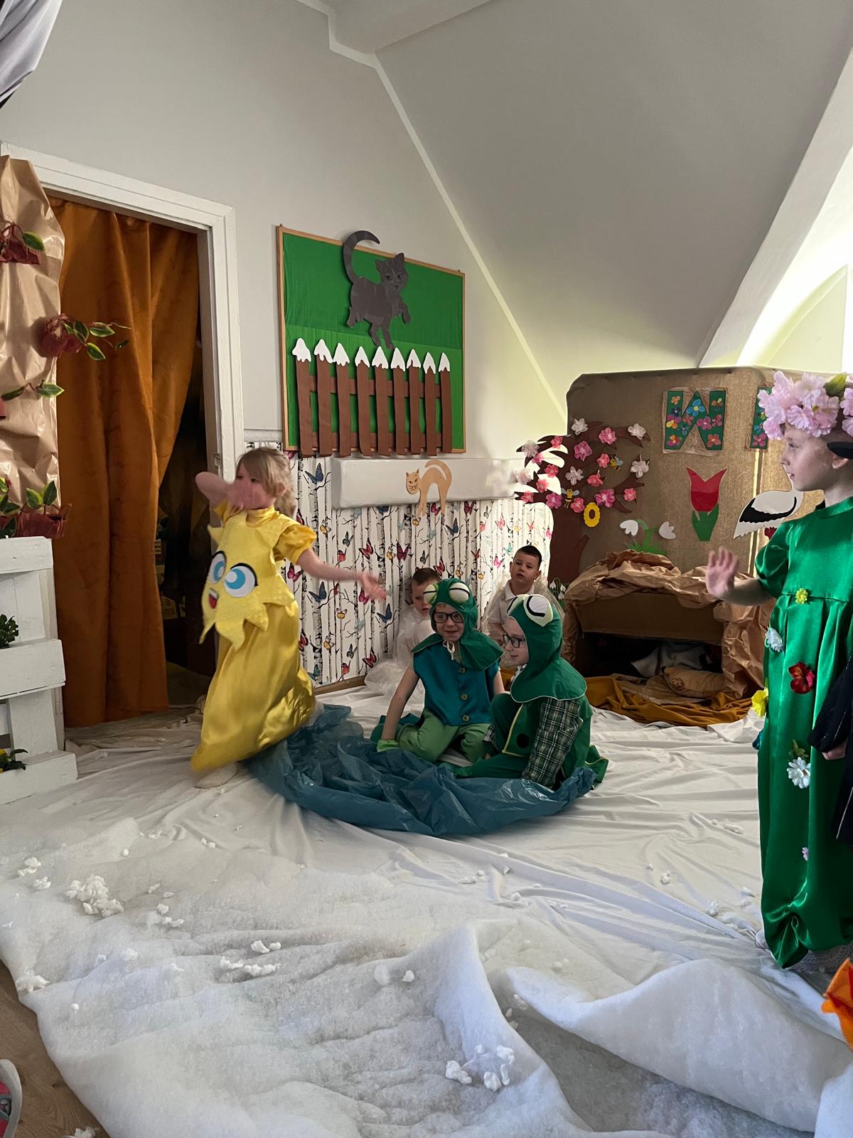 Tańczące słońce w towarzystwie żab i pani Wiosny.