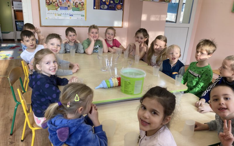 Grupa Smerfy gotowa do zajęć o objętości.