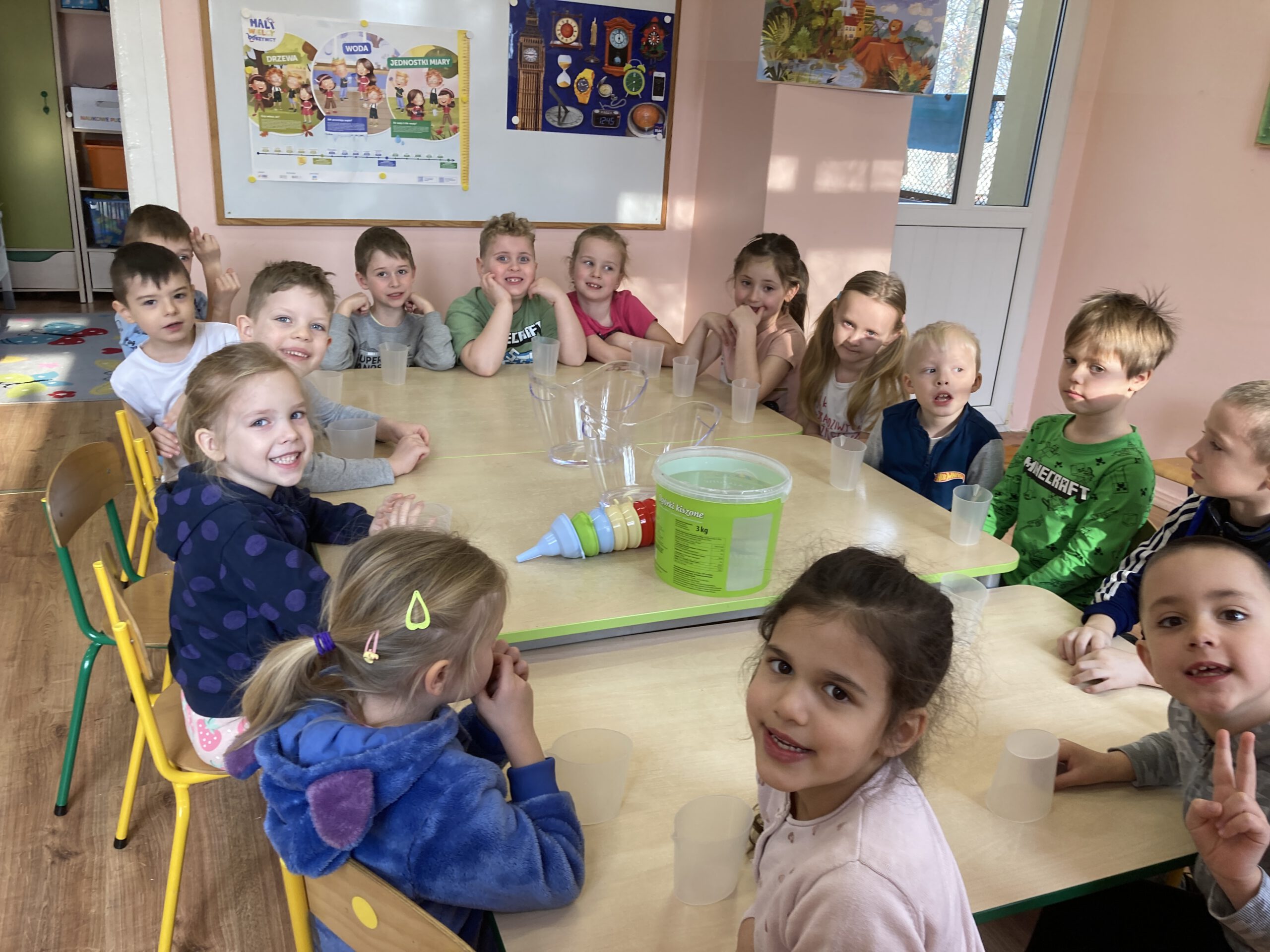 Grupa Smerfy gotowa do zajęć o objętości.