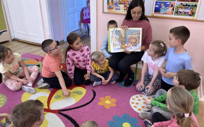 Czytanie bajki przez mamę Kacpra.