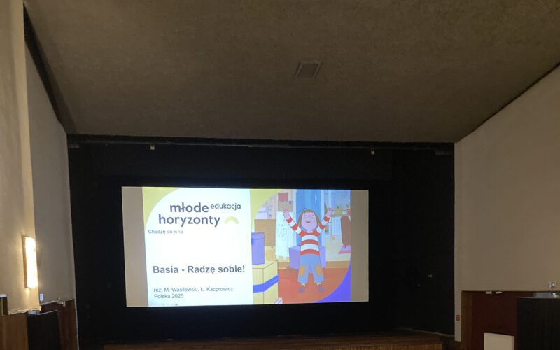 Początek seansu w kinie.