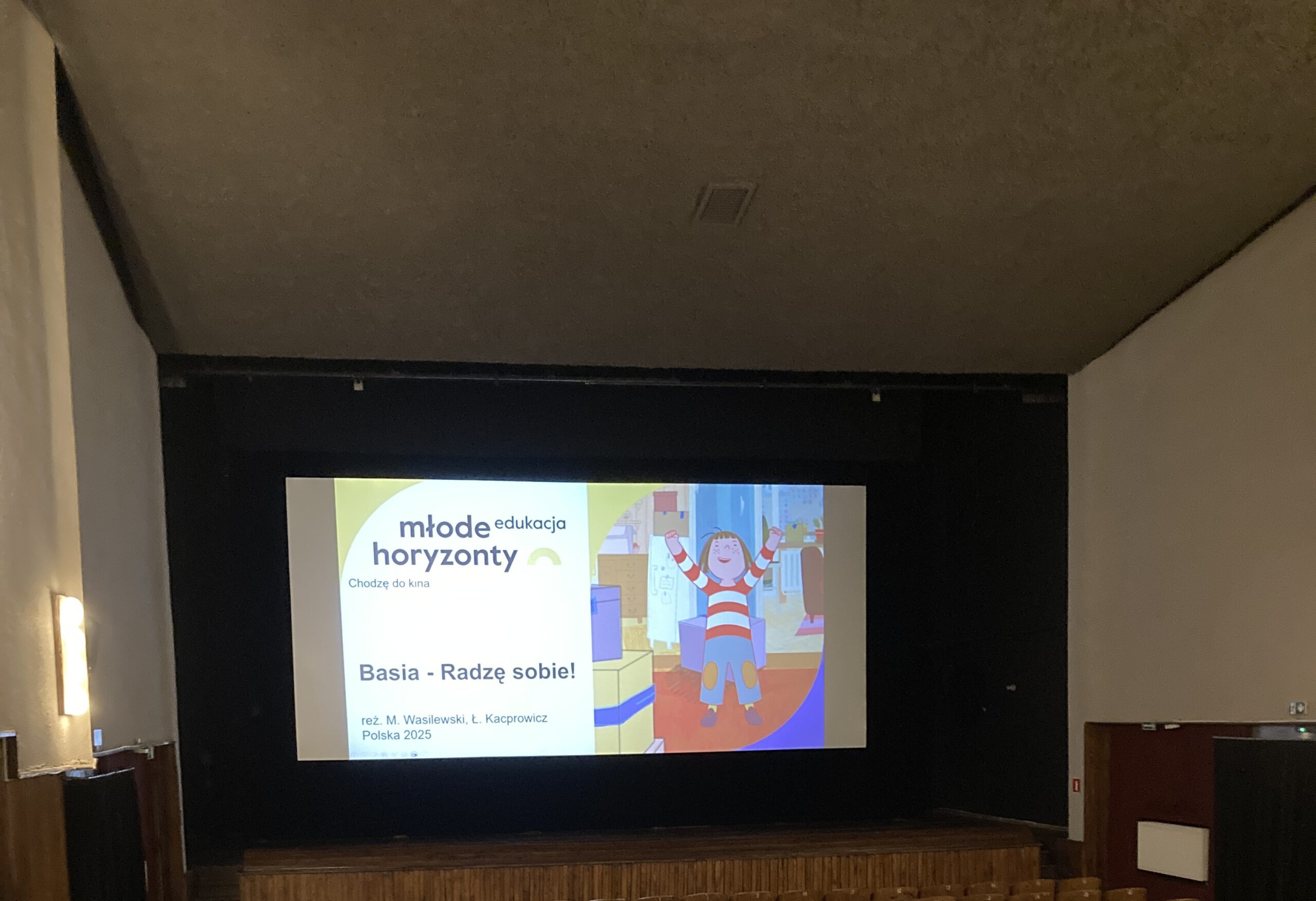 Początek seansu w kinie.